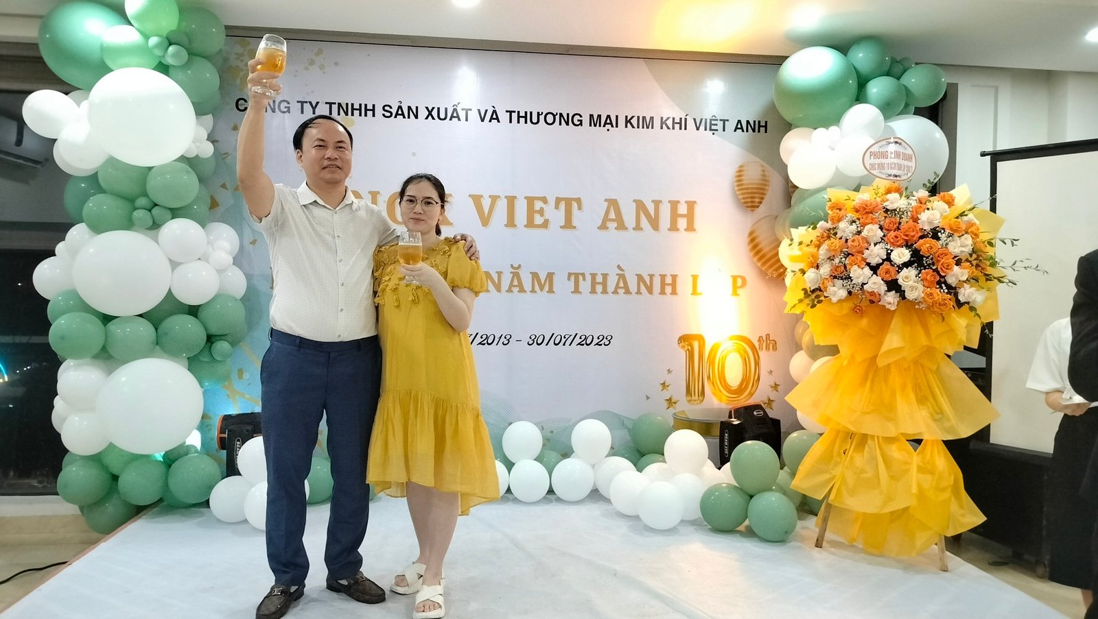 Kim Khí Việt Anh - Giám đốc và phu nhân nâng cốc chúc mừng