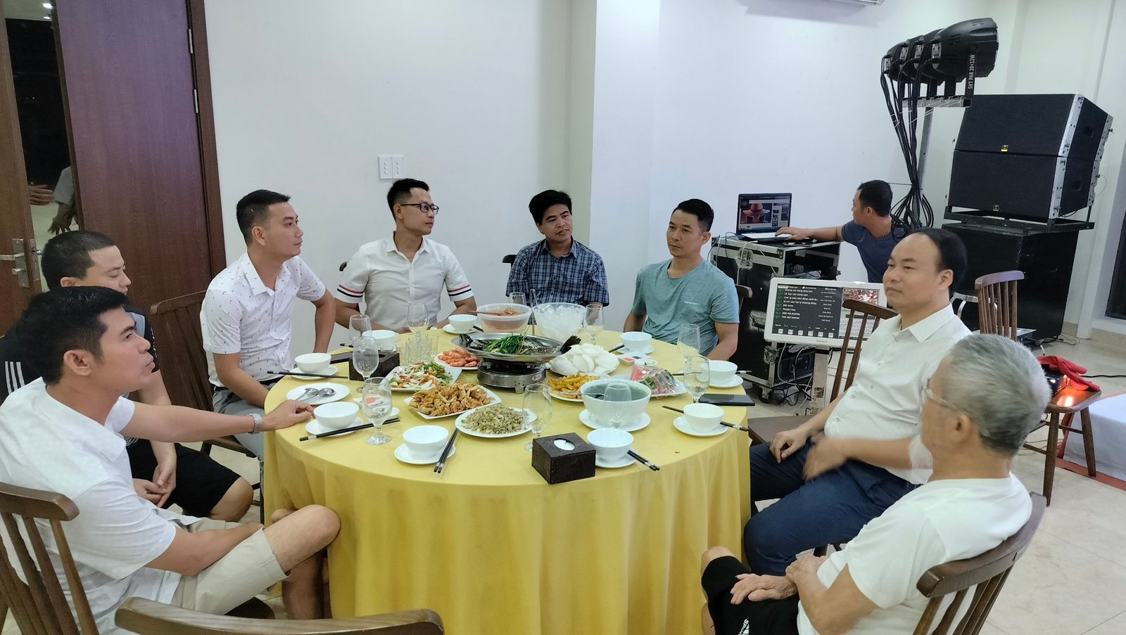 Kim Khí Việt Anh - Tiệc vui nào