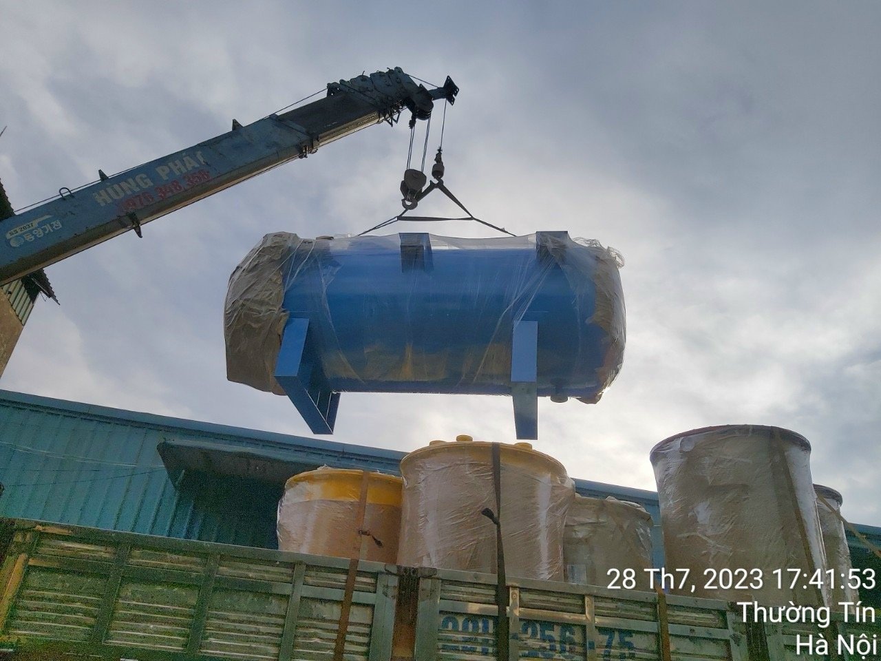 Bon be inox Viet Anh len duong den voi khach hang