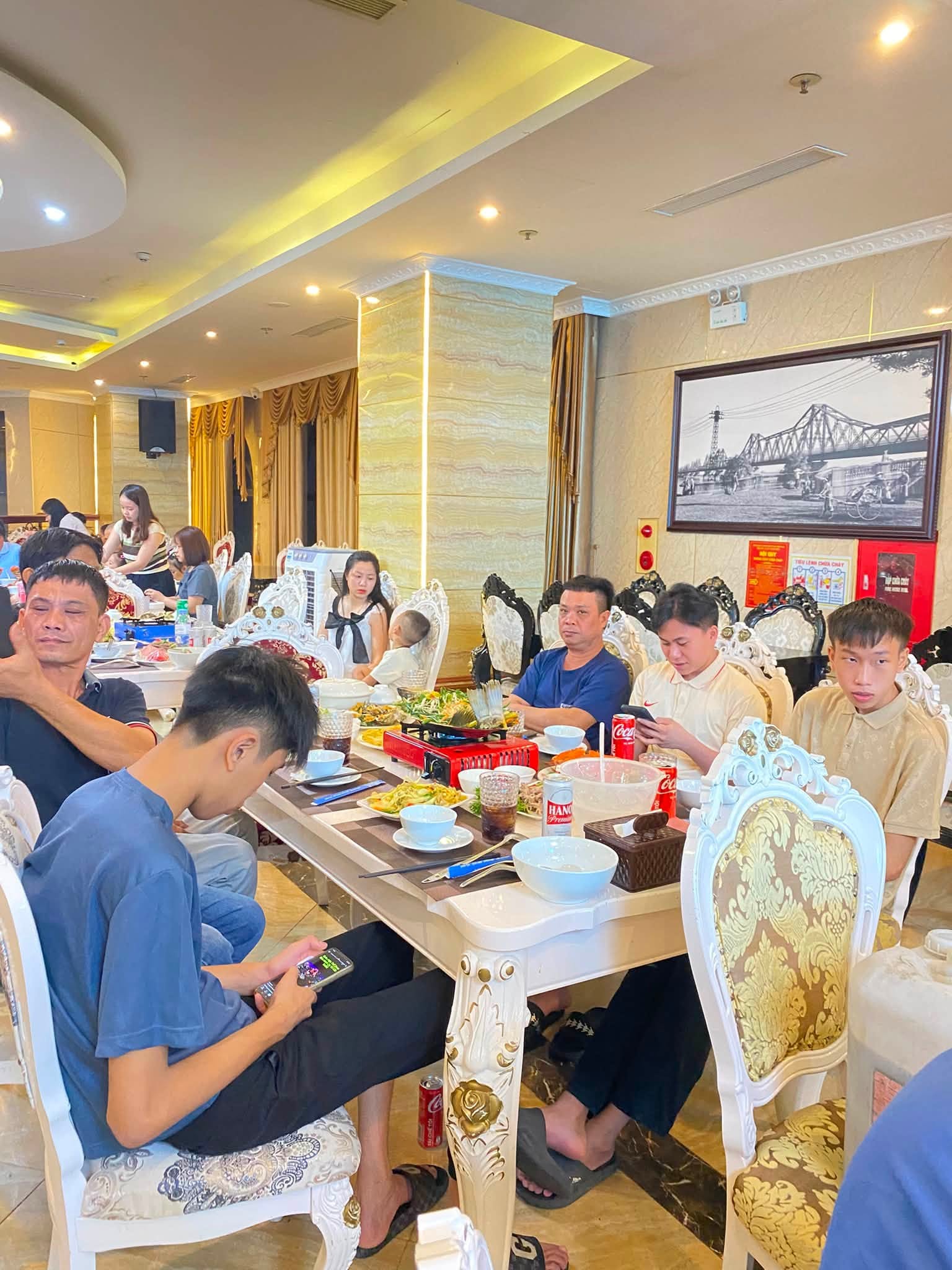 Bàn ăn đêm Gala Dinner VATANK lung linh dưới ánh đèn không gian ngoài trời