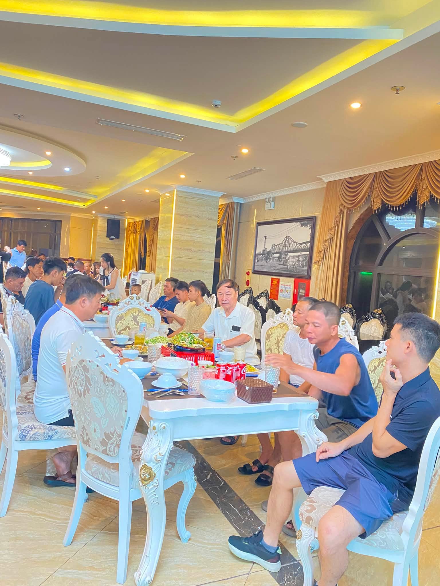 Bàn tiệc tối ấm cúng của công ty Bồn Bể Inox Việt Anh đêm Gala