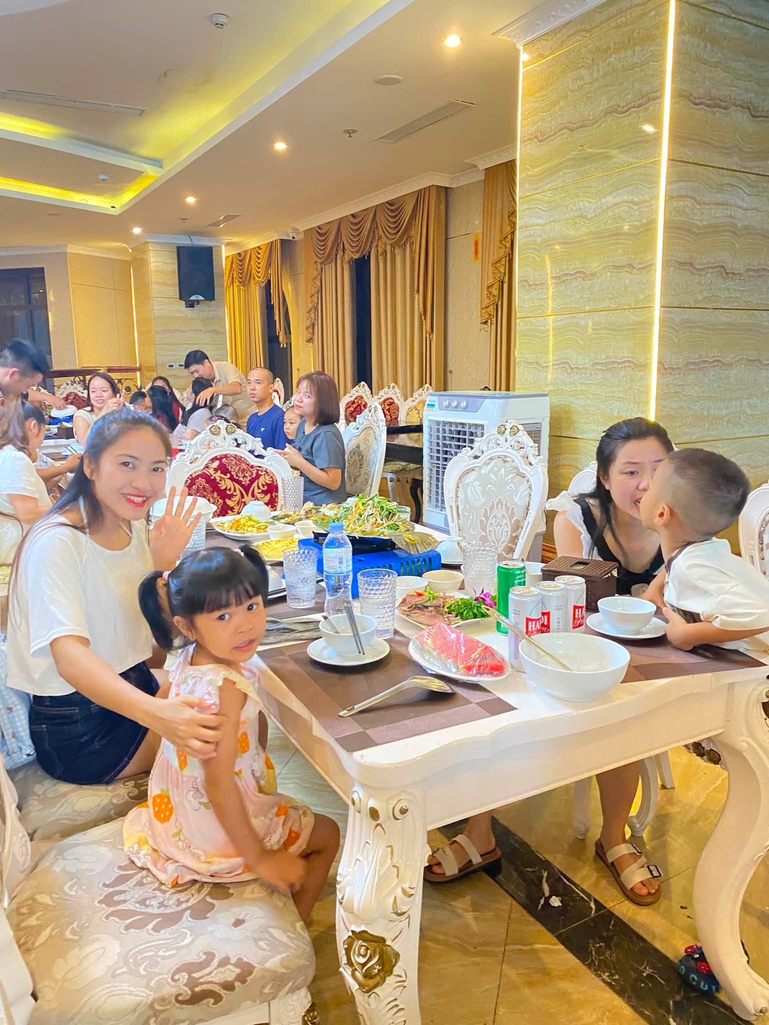 Gia đình nhân viên Inox Việt Anh chăm con bên bàn ăn Gala