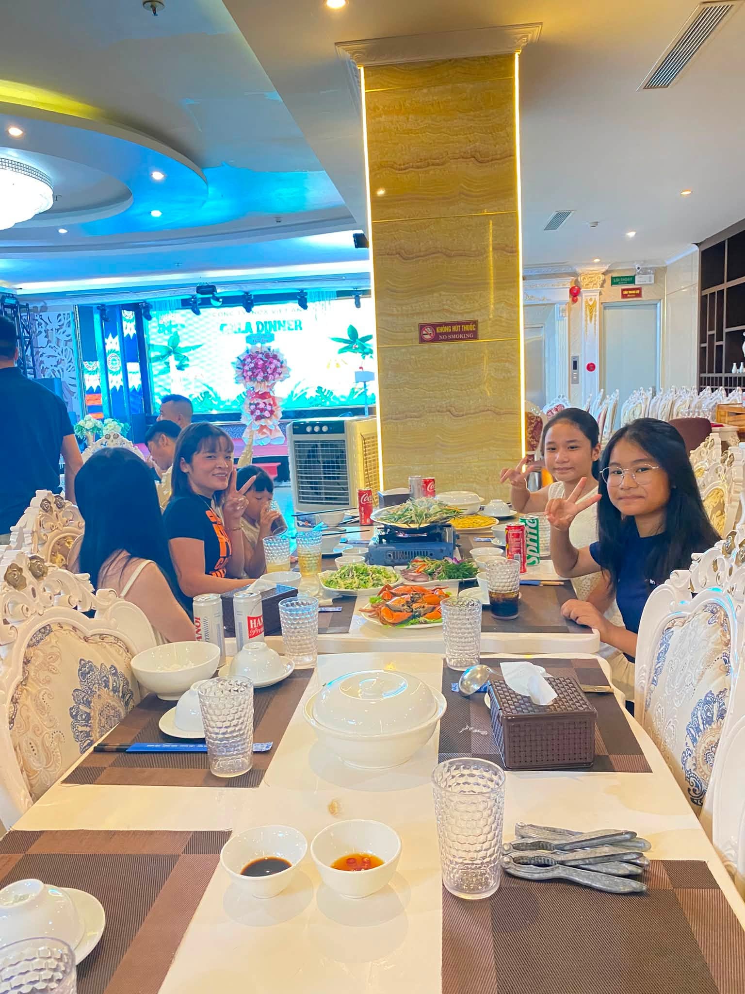 Em nhỏ con nhân viên VATANK hào hứng thưởng thức món ăn tại bàn tiệc Gala Dinner