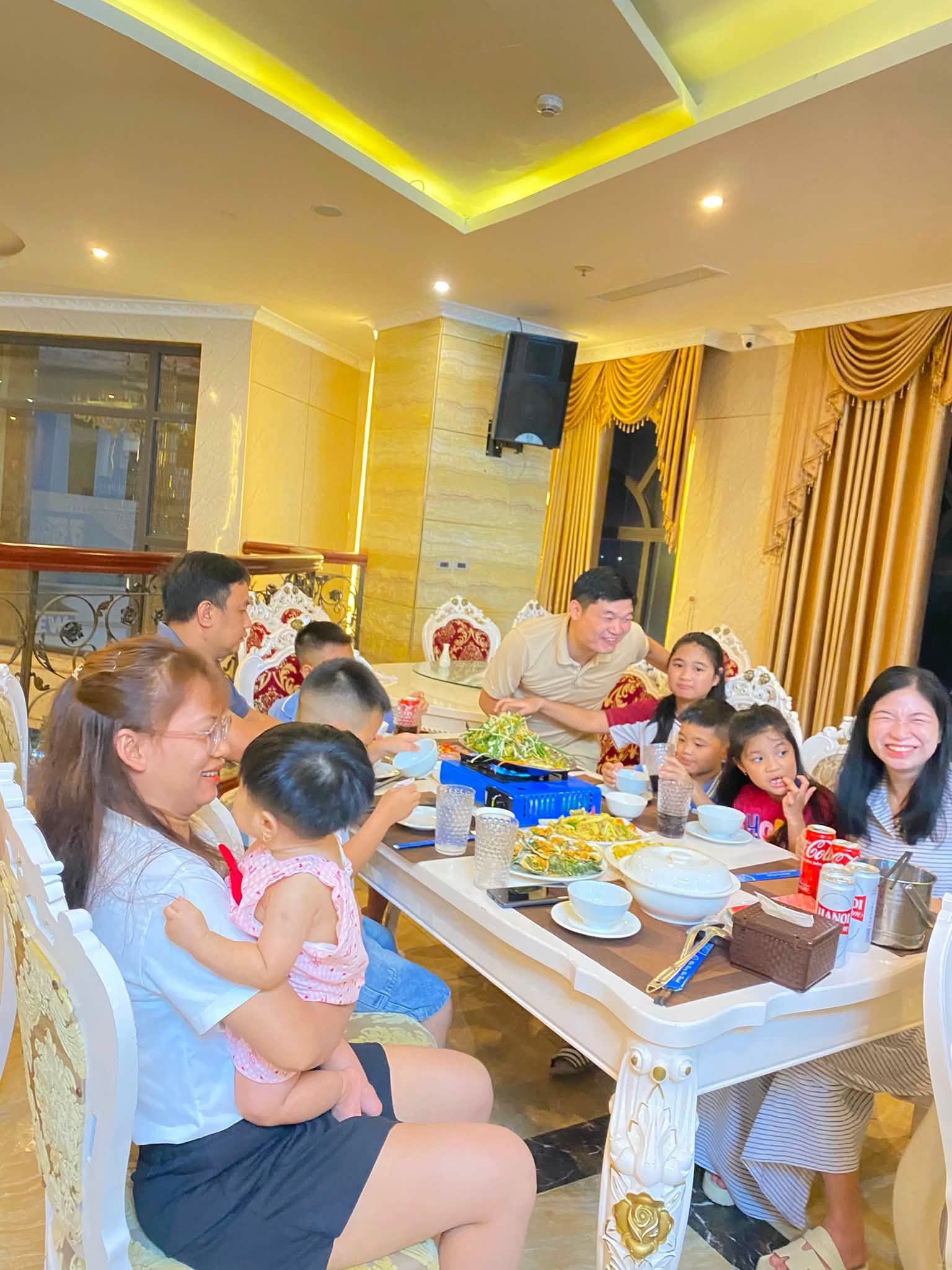 Gia đình các nhân viên công ty VATANK sum vầy bên bàn tiệc đêm Gala Dinner