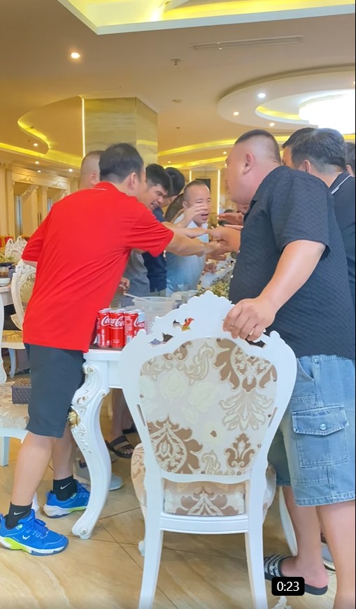 Nhân viên Bồn Bể Inox Việt Anh cụng ly giao lưu ấm cúng đêm Gala Dinner Hải Hòa