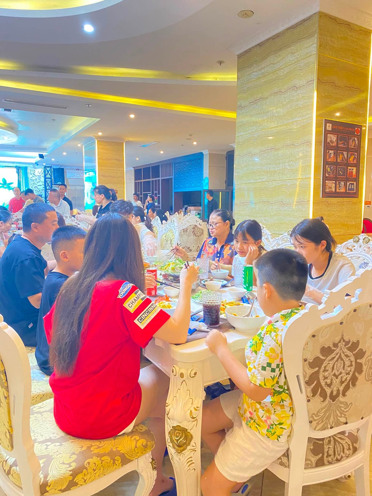 Thưởng thức hải sản trong đêm Gala tại biển Hải Hòa